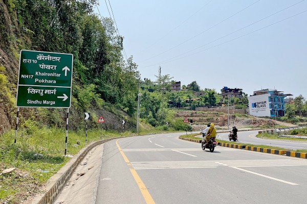 बाटोमै बिलाएका यात्रीहरू