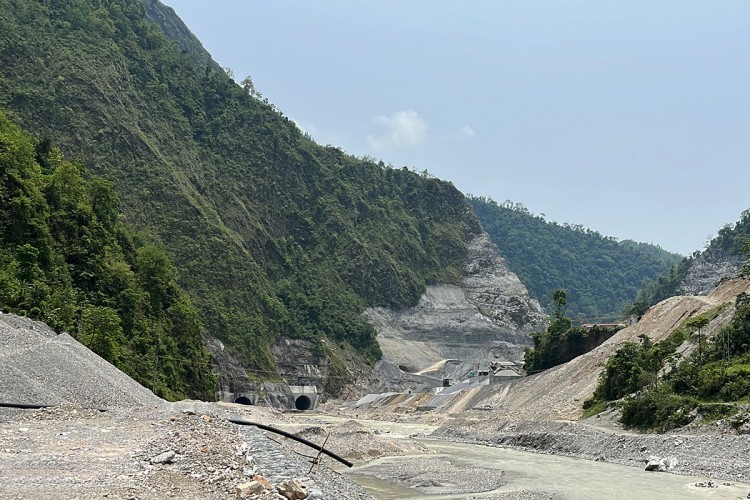 देशलाई गौरवको आयोजना, आदिवासीलाई थातथलोबाटै लखेटिने भय